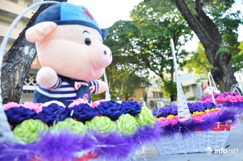 TP.HCM: Hoa mắt quà tặng Valentine trên “con đường tình yêu” - ảnh 5