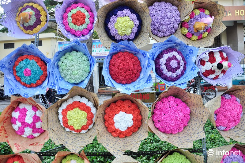 TP.HCM: Hoa mắt quà tặng Valentine trên “con đường tình yêu” - ảnh 7