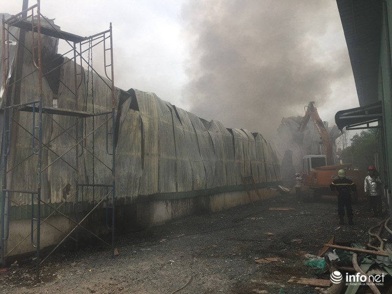 TP.HCM: Kho phế liệu cháy hơn 3h đồng hồ - ảnh 4