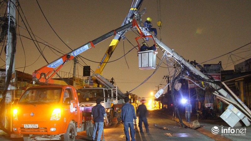 TP.HCM: Cột điện đổ “án ngữ” giữa đường trong đêm, nhiều hộ dân mất điện - ảnh 2
