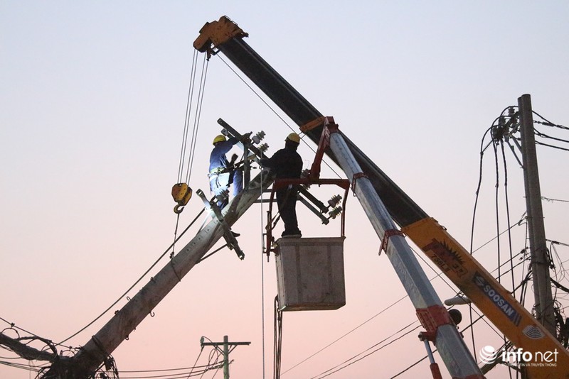 TP.HCM: Cột điện đổ “án ngữ” giữa đường trong đêm, nhiều hộ dân mất điện - ảnh 3
