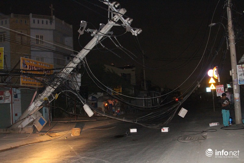 TP.HCM: Cột điện đổ “án ngữ” giữa đường trong đêm, nhiều hộ dân mất điện - ảnh 1