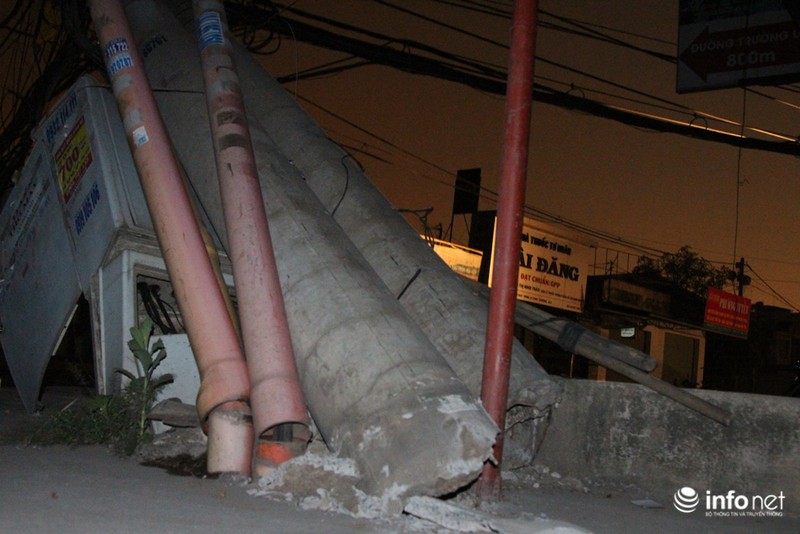TP.HCM: Cột điện đổ “án ngữ” giữa đường trong đêm, nhiều hộ dân mất điện - ảnh 4