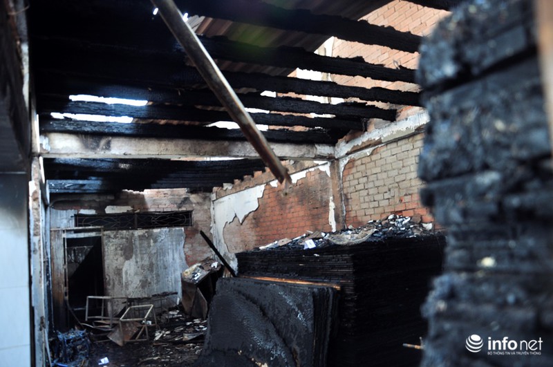 Chùm ảnh hiện trường chỉ còn tro bụi của vụ cháy trong đêm làm 4 người tử vong - ảnh 9