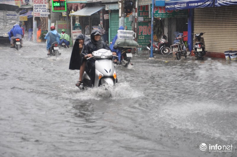 Mưa ngập đường,