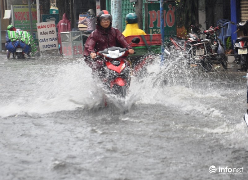 Mưa ngập đường,