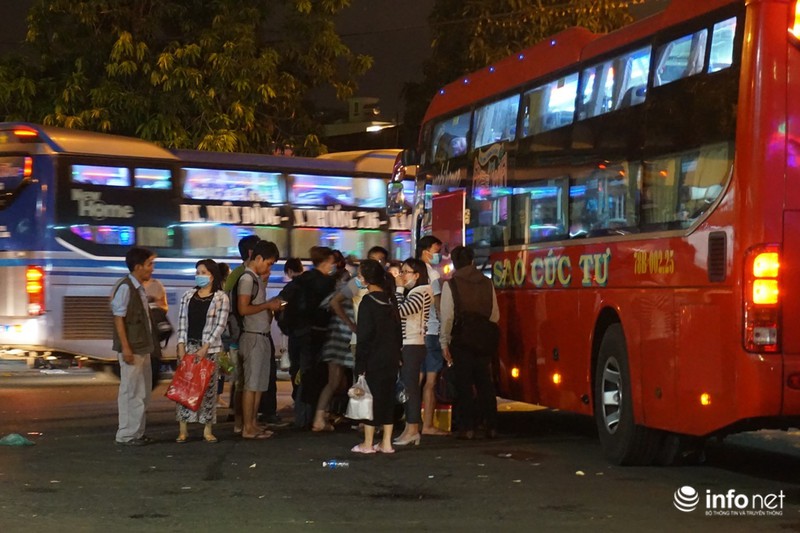 Ùn tắc nghiêm trọng quanh bến xe miền Đông sáng 3/5 - ảnh 2
