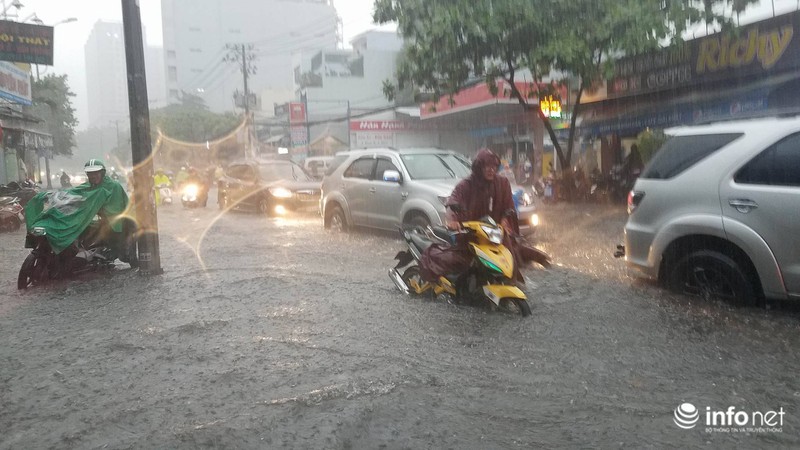 TP.HCM: Mưa lớn đường biến thành sông, người dân bất lực giữa biển nước - ảnh 8