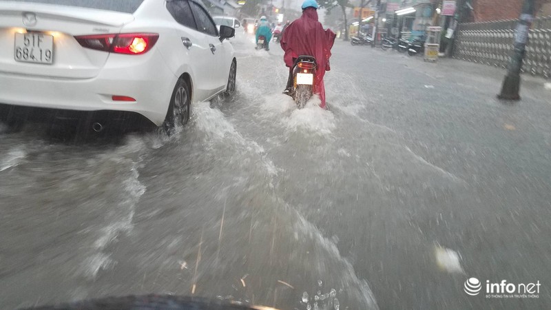 TP.HCM: Mưa lớn đường biến thành sông, người dân bất lực giữa biển nước - ảnh 9