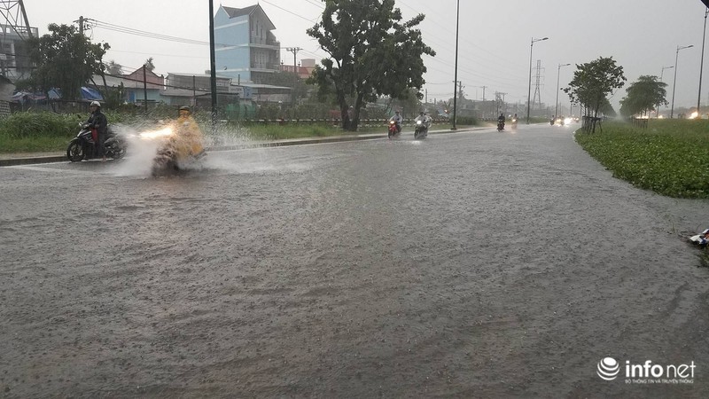 TP.HCM: Mưa lớn đường biến thành sông, người dân bất lực giữa biển nước - ảnh 10