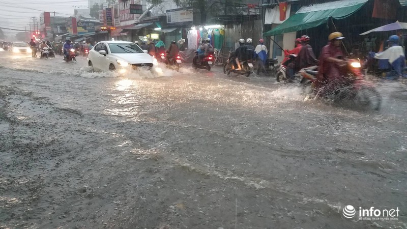 TP.HCM: Mưa lớn đường biến thành sông, người dân bất lực giữa biển nước - ảnh 11