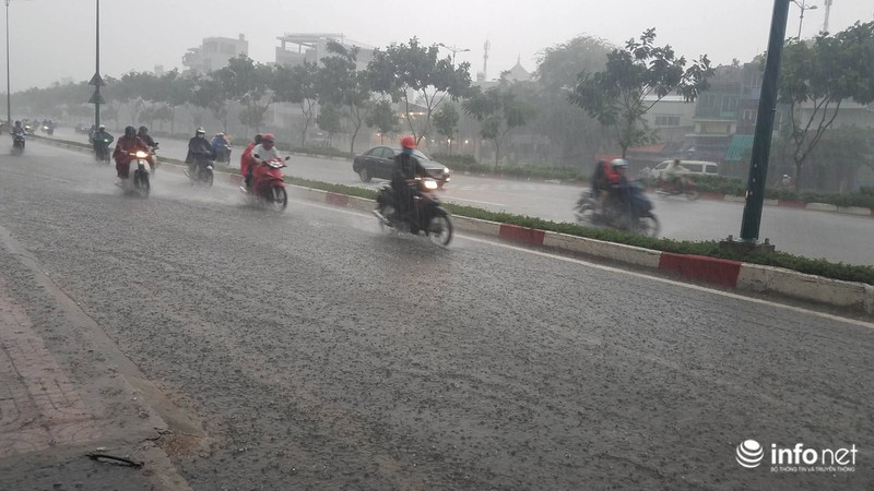 TP.HCM: Mưa lớn đường biến thành sông, người dân bất lực giữa biển nước - ảnh 12