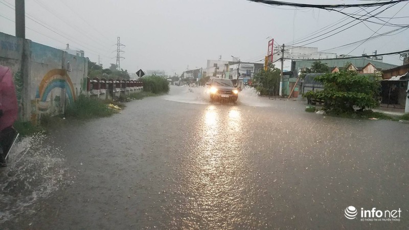 TP.HCM: Mưa lớn đường biến thành sông, người dân bất lực giữa biển nước - ảnh 13