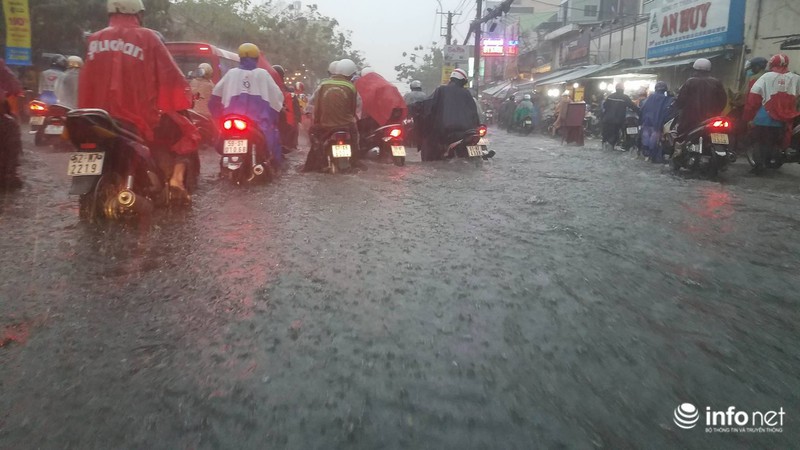 TP.HCM: Mưa lớn đường biến thành sông, người dân bất lực giữa biển nước - ảnh 3
