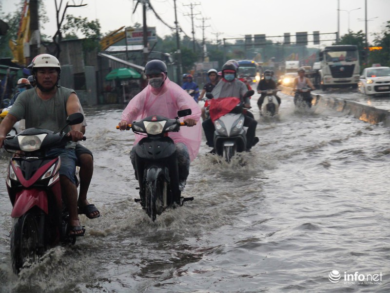 TP.HCM: Mưa lớn đường biến thành sông, người dân bất lực giữa biển nước - ảnh 4