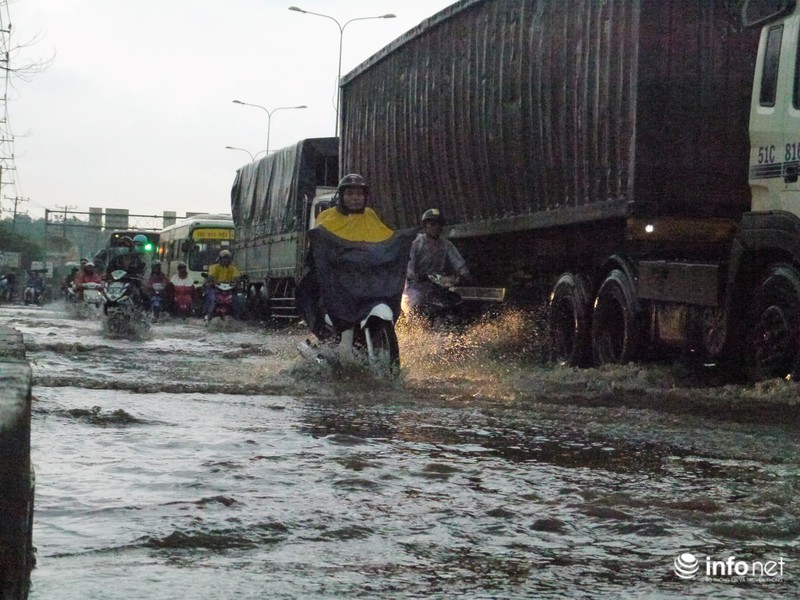 TP.HCM: Mưa lớn đường biến thành sông, người dân bất lực giữa biển nước - ảnh 5