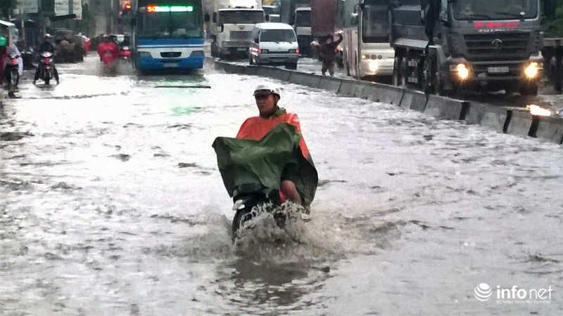 TP.HCM: Mưa lớn đường biến thành sông, người dân bất lực giữa biển nước - ảnh 1