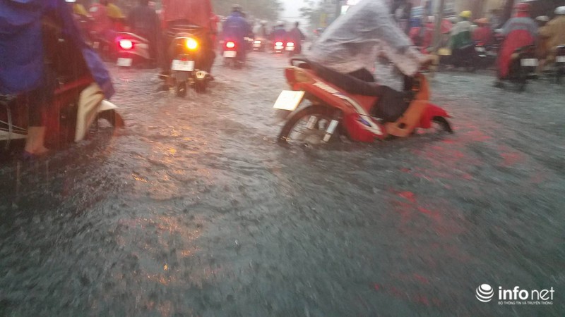 TP.HCM: Mưa lớn đường biến thành sông, người dân bất lực giữa biển nước - ảnh 6