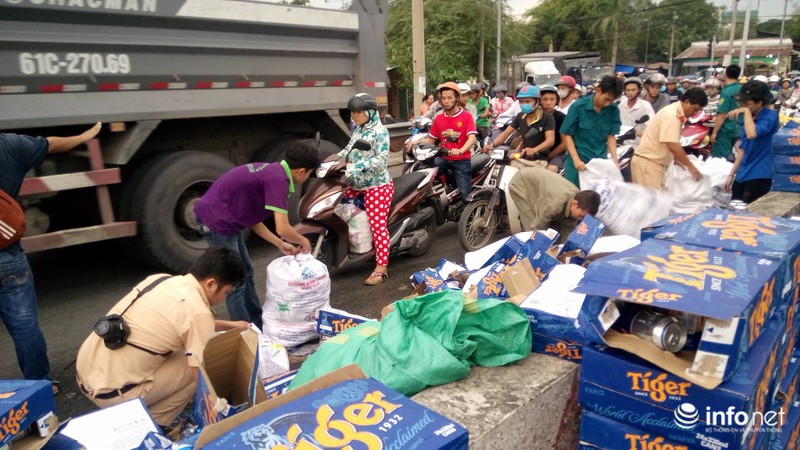 CSGT và người dân giúp tài xế dọn hàng trăm thùng bia đổ giữa đường - ảnh 5
