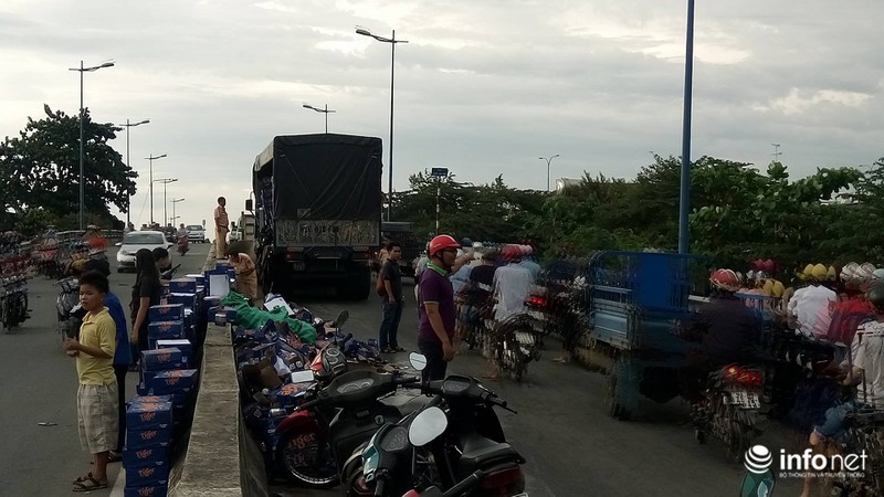 CSGT và người dân giúp tài xế dọn hàng trăm thùng bia đổ giữa đường - ảnh 6