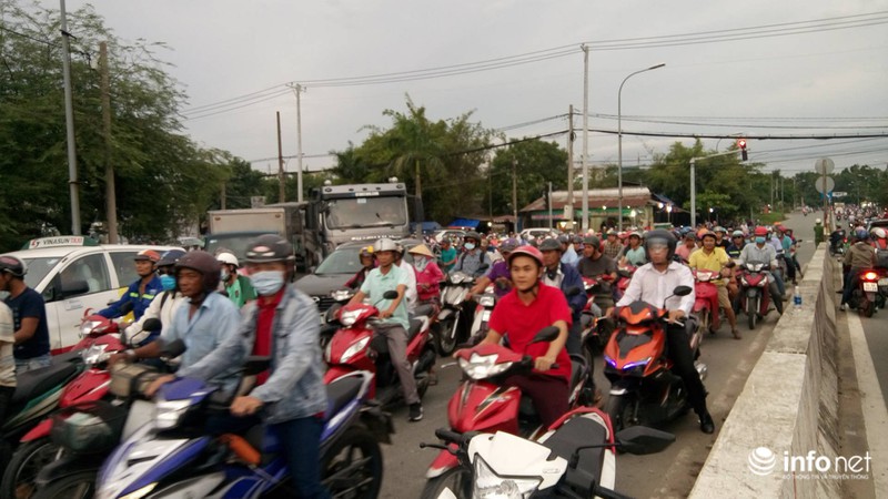 CSGT và người dân giúp tài xế dọn hàng trăm thùng bia đổ giữa đường - ảnh 7