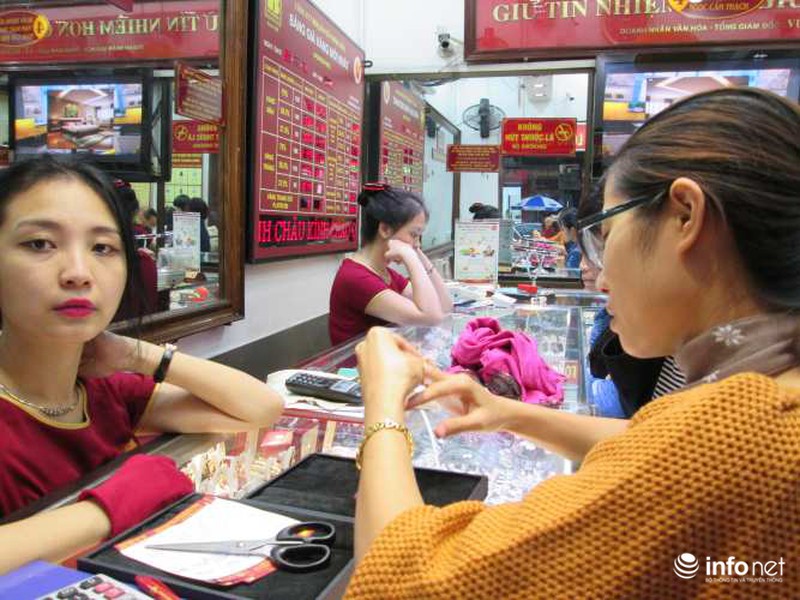 Giá vàng xuống thấp nhất năm: