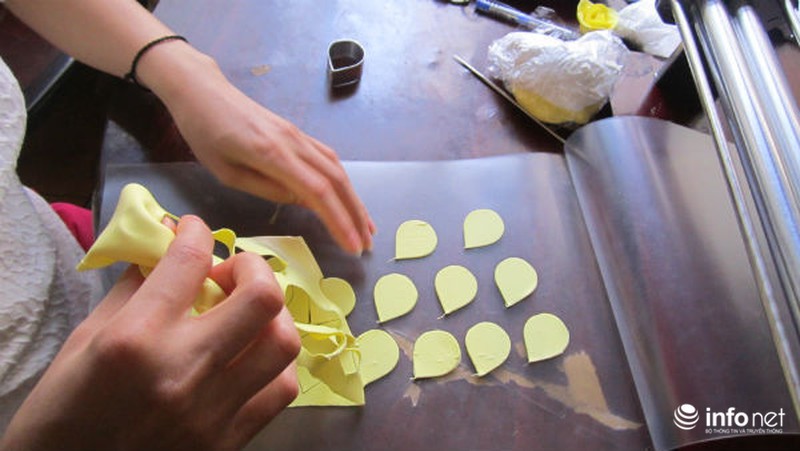 Người ta làm hoa cưới từ đất sét như thế nào? - ảnh 8