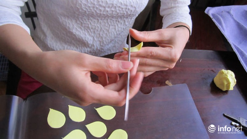 Người ta làm hoa cưới từ đất sét như thế nào? - ảnh 9