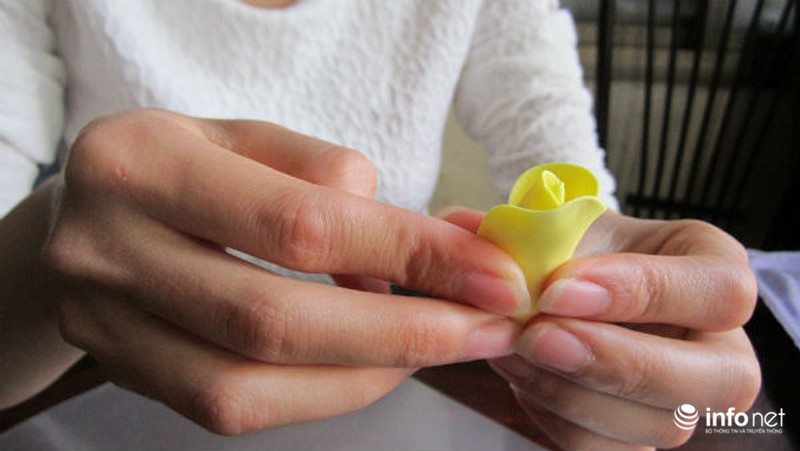 Người ta làm hoa cưới từ đất sét như thế nào? - ảnh 12