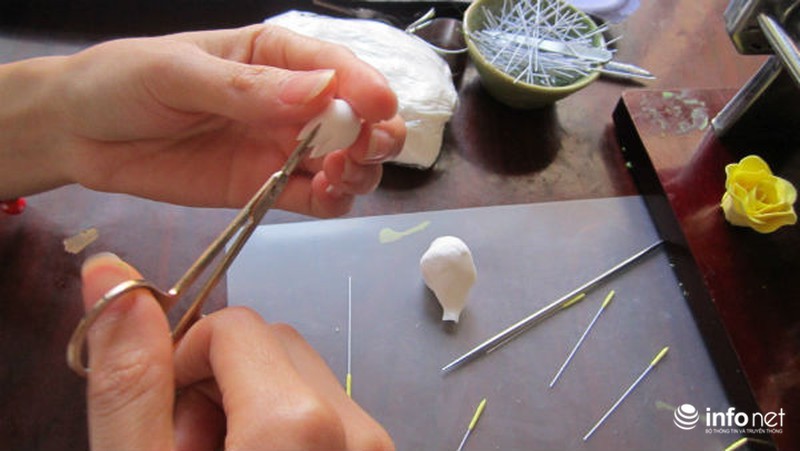 Người ta làm hoa cưới từ đất sét như thế nào? - ảnh 17