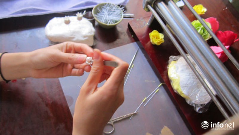 Người ta làm hoa cưới từ đất sét như thế nào? - ảnh 18