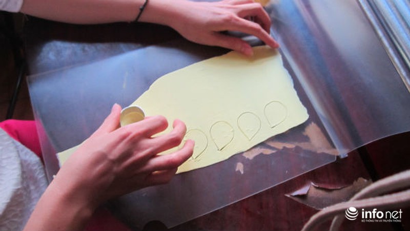 Người ta làm hoa cưới từ đất sét như thế nào? - ảnh 6