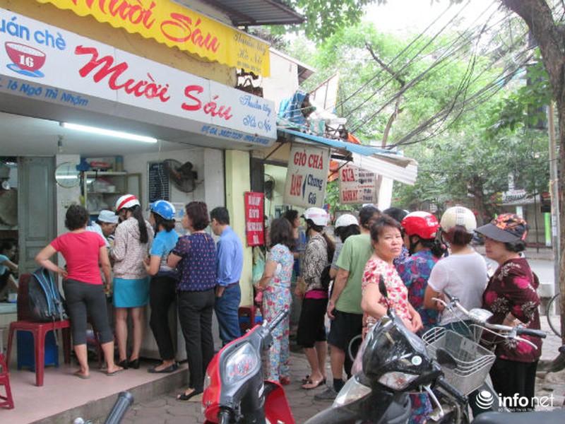 Người Hà Nội xếp hàng mua bánh trôi, bánh chay ngày Tết Hàn thực - ảnh 1