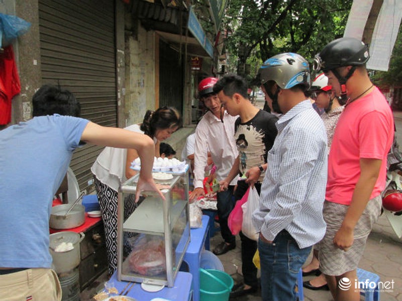Người Hà Nội xếp hàng mua bánh trôi, bánh chay ngày Tết Hàn thực - ảnh 7