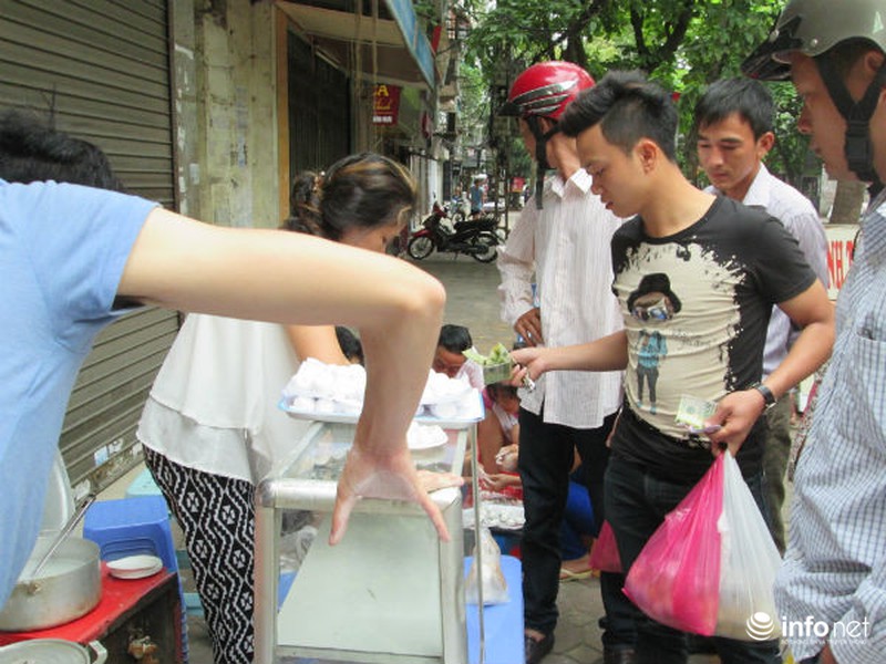 Người Hà Nội xếp hàng mua bánh trôi, bánh chay ngày Tết Hàn thực - ảnh 9