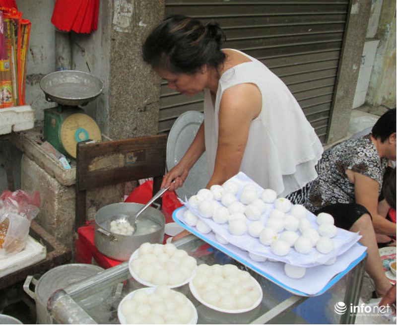 Người Hà Nội xếp hàng mua bánh trôi, bánh chay ngày Tết Hàn thực - ảnh 8