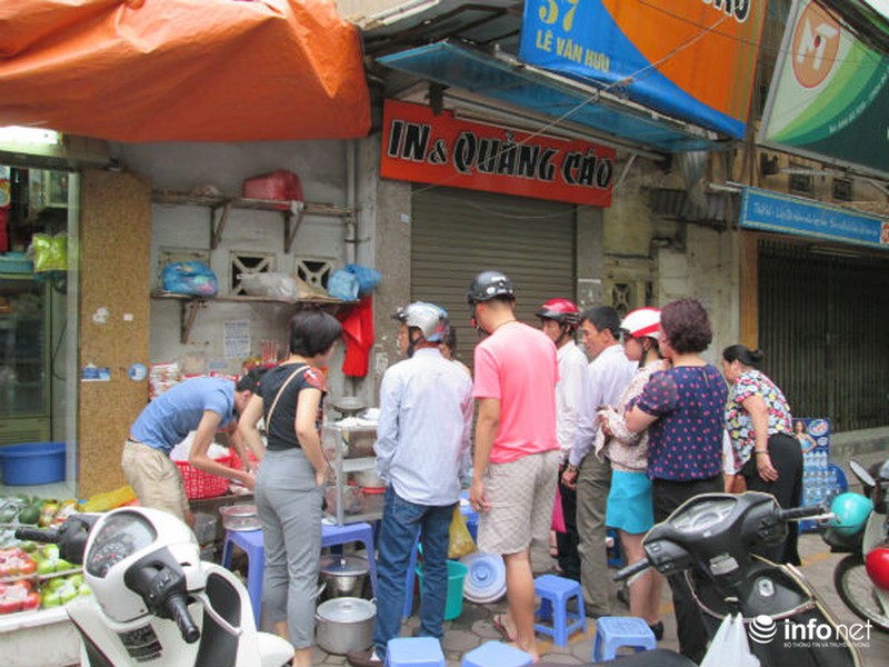 Người Hà Nội xếp hàng mua bánh trôi, bánh chay ngày Tết Hàn thực - ảnh 11