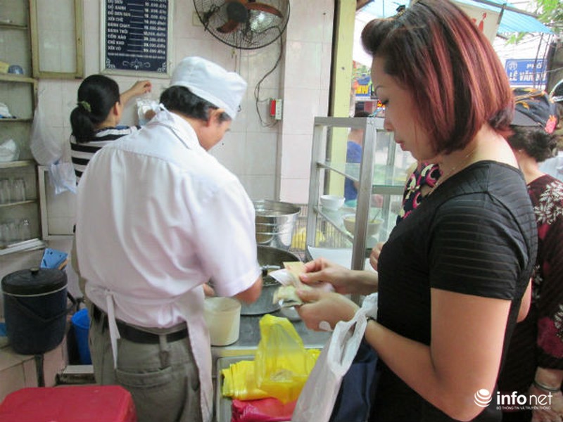 Người Hà Nội xếp hàng mua bánh trôi, bánh chay ngày Tết Hàn thực - ảnh 4