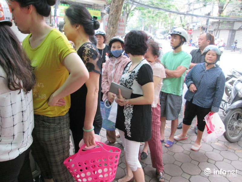 Người Hà Nội xếp hàng mua bánh trôi, bánh chay ngày Tết Hàn thực - ảnh 5