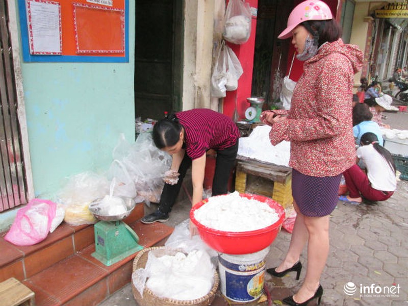 Người Hà Nội xếp hàng mua bánh trôi, bánh chay ngày Tết Hàn thực - ảnh 16