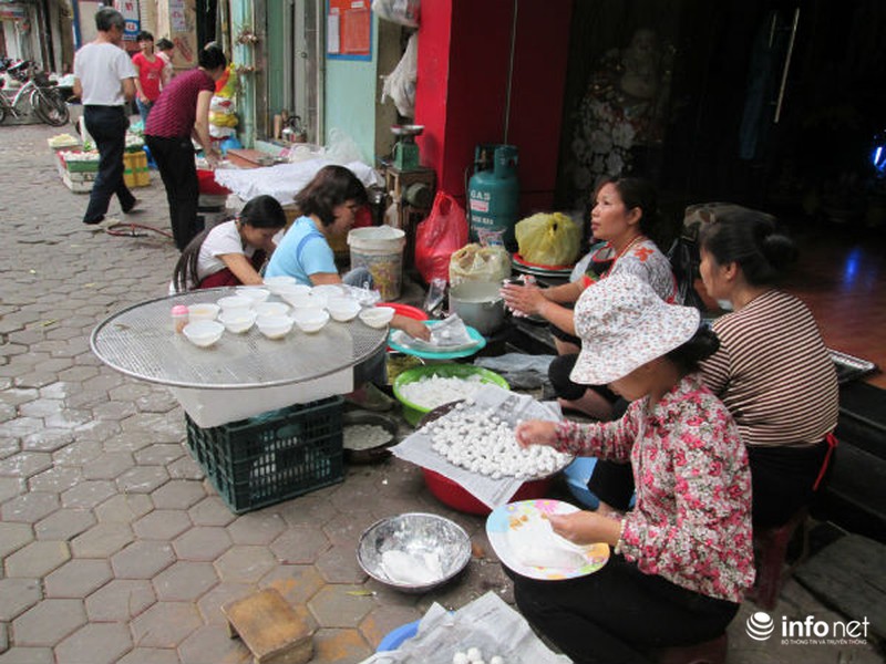 Người Hà Nội xếp hàng mua bánh trôi, bánh chay ngày Tết Hàn thực - ảnh 13