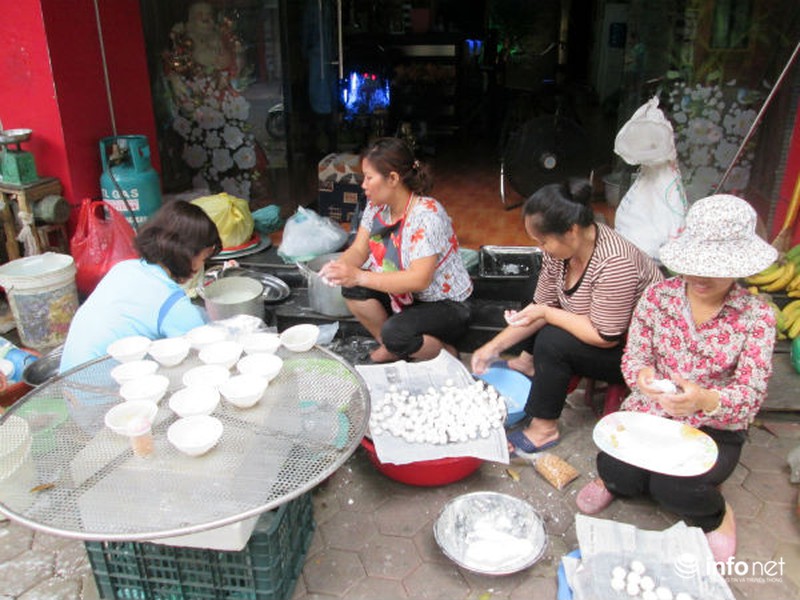 Người Hà Nội xếp hàng mua bánh trôi, bánh chay ngày Tết Hàn thực - ảnh 14