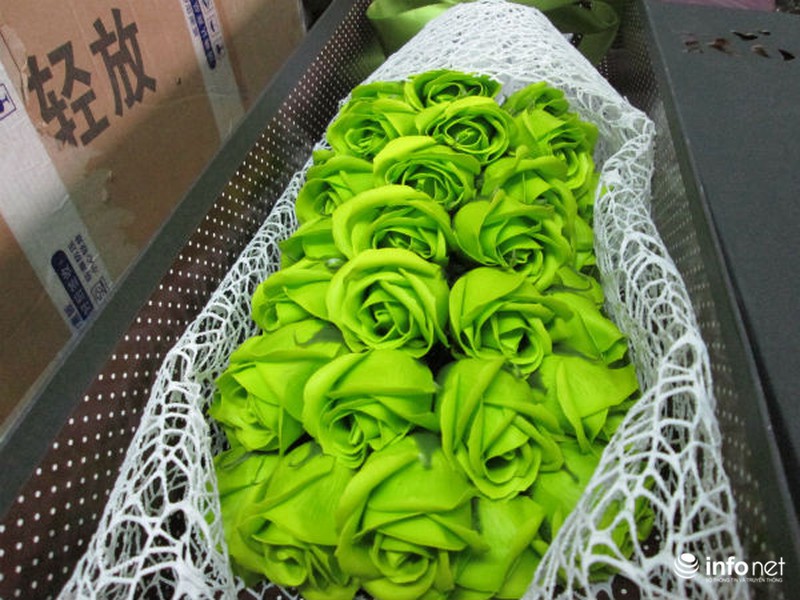 Hoa hồng sáp Trung Quốc lạ mắt, thơm như thật tung hoành thị trường - ảnh 1