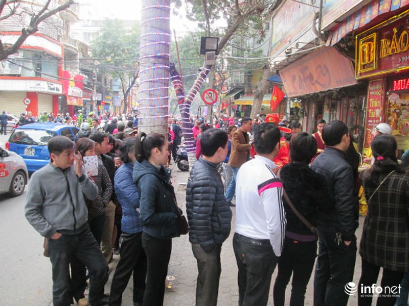 Cụ già, trẻ nhỏ xếp hàng nghẽn phố mua vàng ngày Thần Tài - ảnh 6