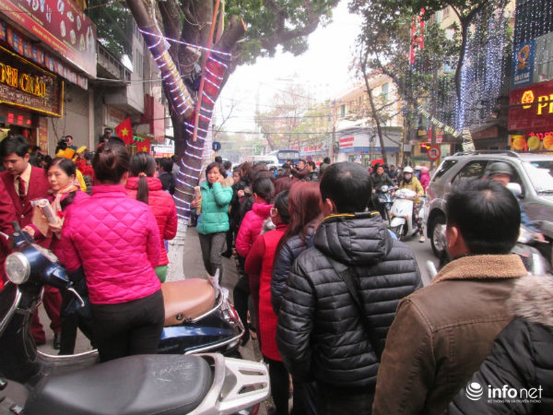 Cụ già, trẻ nhỏ xếp hàng nghẽn phố mua vàng ngày Thần Tài - ảnh 9