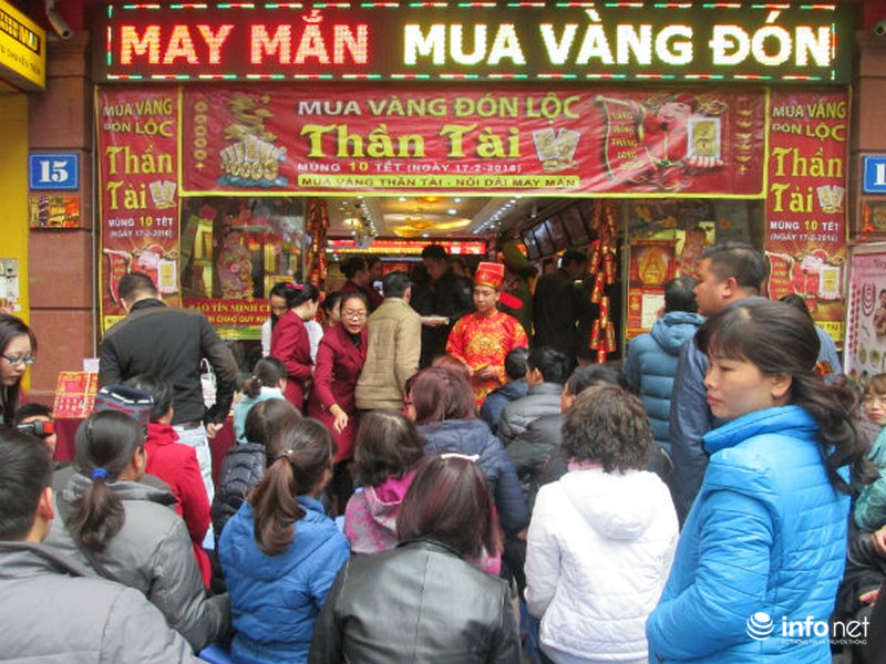 Cụ già, trẻ nhỏ xếp hàng nghẽn phố mua vàng ngày Thần Tài - ảnh 19