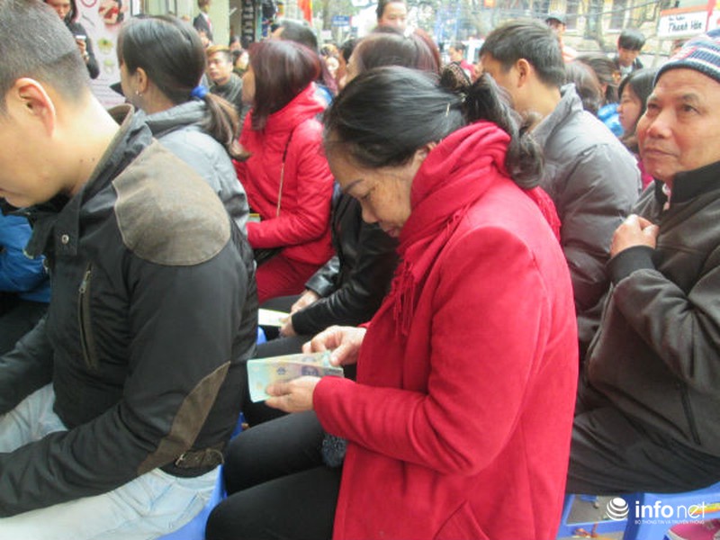 Cụ già, trẻ nhỏ xếp hàng nghẽn phố mua vàng ngày Thần Tài - ảnh 15