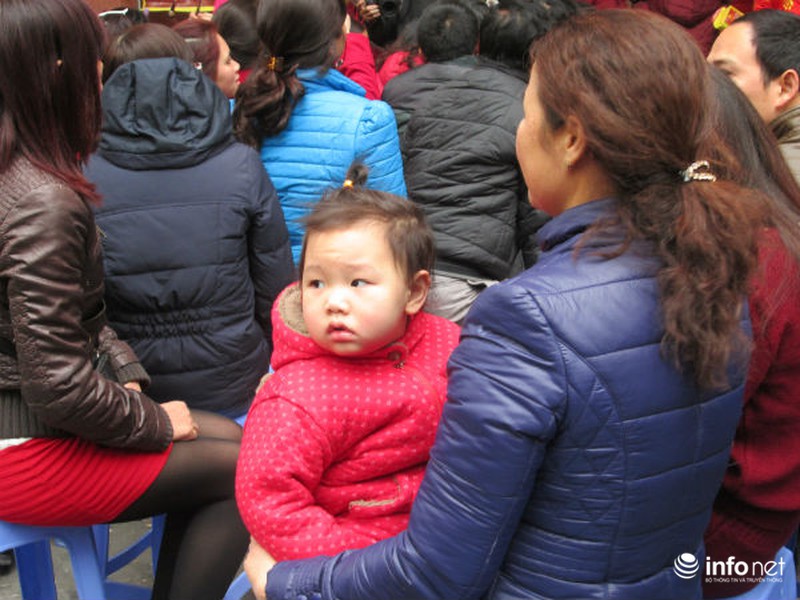 Cụ già, trẻ nhỏ xếp hàng nghẽn phố mua vàng ngày Thần Tài - ảnh 4