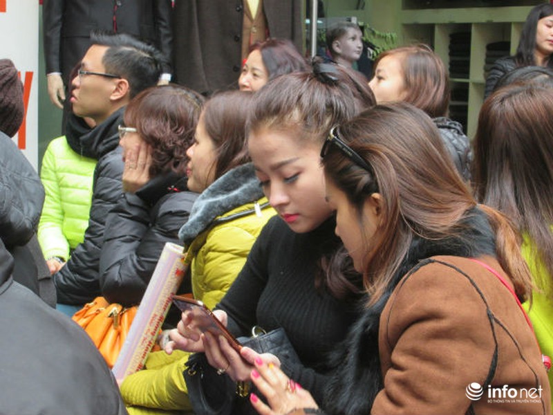 Cụ già, trẻ nhỏ xếp hàng nghẽn phố mua vàng ngày Thần Tài - ảnh 16