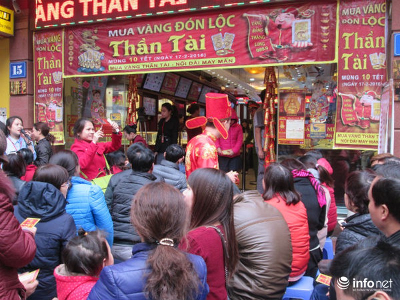 Cụ già, trẻ nhỏ xếp hàng nghẽn phố mua vàng ngày Thần Tài - ảnh 2